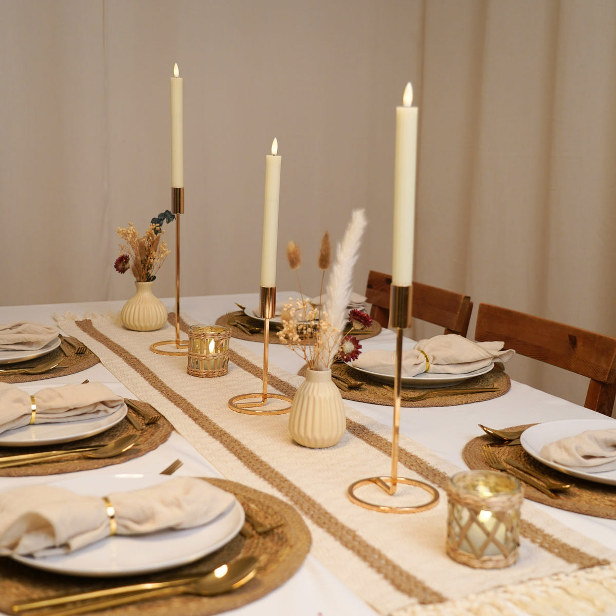 Tisch in Natur und Gold mit Jute-Läufer, goldenen Kerzenständern, Pampasgras und goldfarbenen Tellern