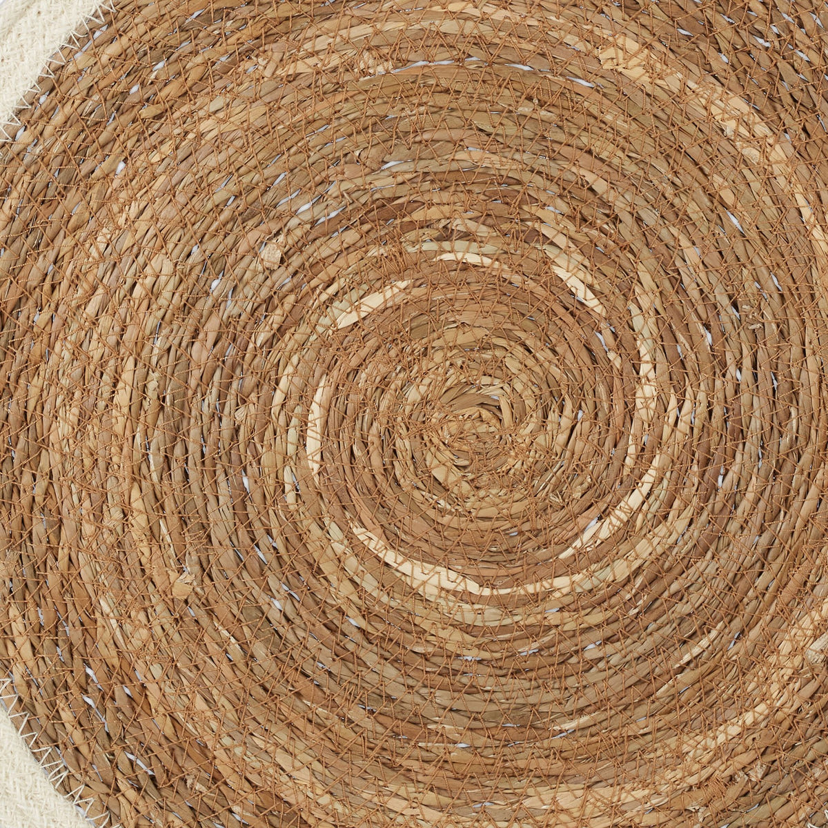 Nahaufnahme der spiralförmigen Flechtstruktur des Naturplatzsets
